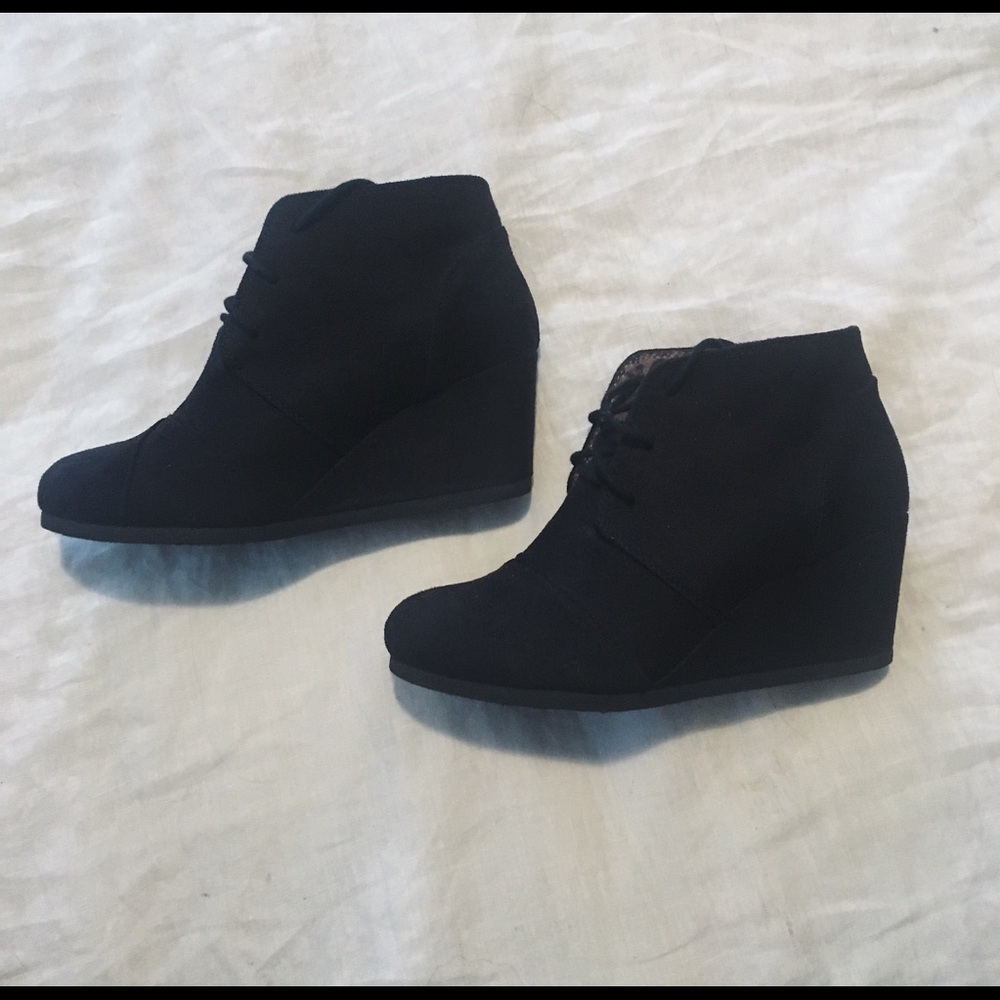 Wedge tie booties